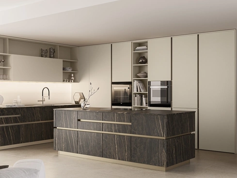 Cucina Moderna con isola Iconica 04 in laccato e ceramica di Veneta Cucine
