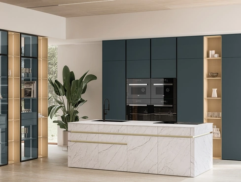 Cucina Moderna con isola Iconica 05 in laccato e ceramica di Veneta Cucine