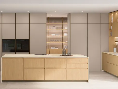 Cucina Moderna con isola Sakura 02 in Rovere e laccato Alabastro di Veneta Cucine